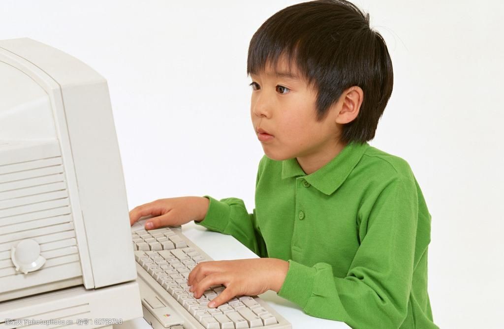 電腦前的少年 數(shù)字時代的童年印記